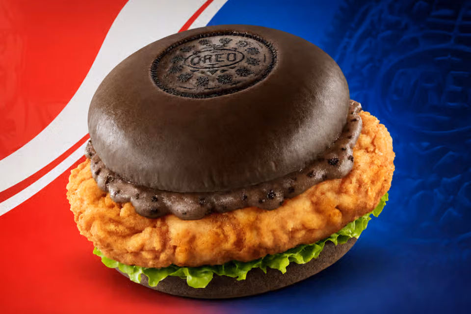 burger rasa oreo - ilustrasi berita KFC Tiongkok Perkenalkan Burger Rasa Oreo dengan Roti Hitam