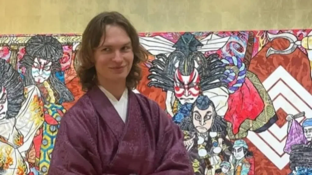 ansel elgort yukata - ilustrasi berita Ansel Elgort yukata: Pilihan Busana yang Memicu Perdebatan di Acara Cocktail