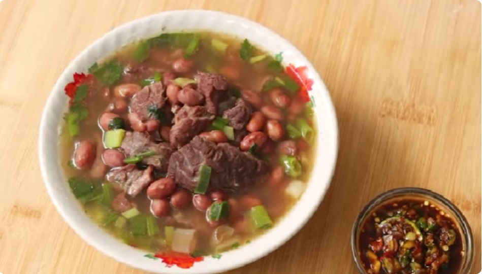 sup kacang merah - ilustrasi berita Hangat dan Mengenyangkan: Sup Kacang Merah untuk Musim Hujan